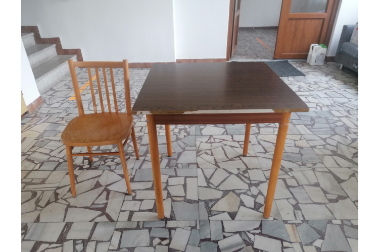 Prodej stolů a židlí z KD